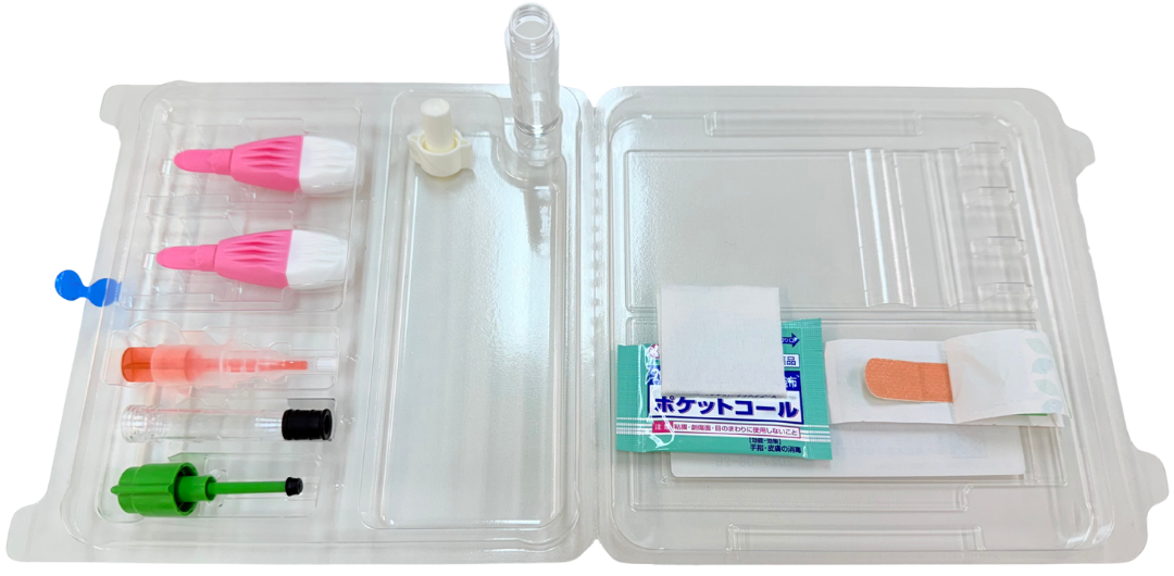 DEMECAL血液検査キットの内容物：ランセット、吸引器、採血ボトル、シリンダー、消毒布、絆創膏など